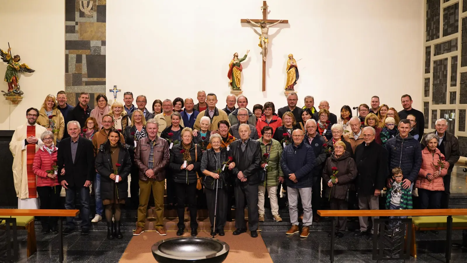 29 Ehejubilare der Pfarrei St. Michael Poppenricht haben ihre Ehe in einem Gottesdienst unter Gottes Schutz und Segen gestellt.  (Bild: Regina Probst)