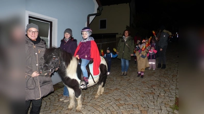 Die fünfjährige Emily darf als St. Martin zu Pferd den Zug um die Burg anführen. (Bild: sl)