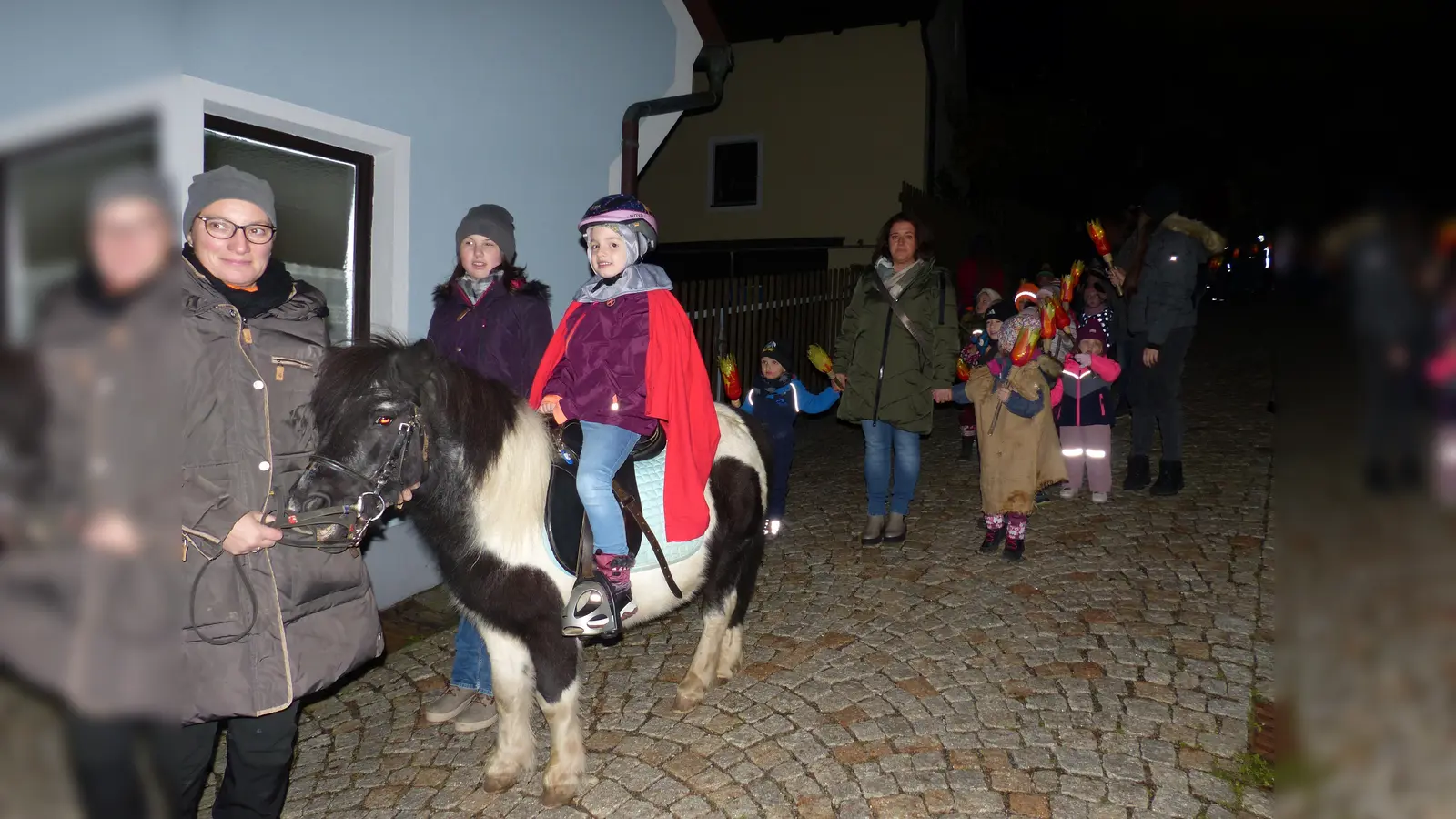 Die fünfjährige Emily darf als St. Martin zu Pferd den Zug um die Burg anführen. (Bild: sl)