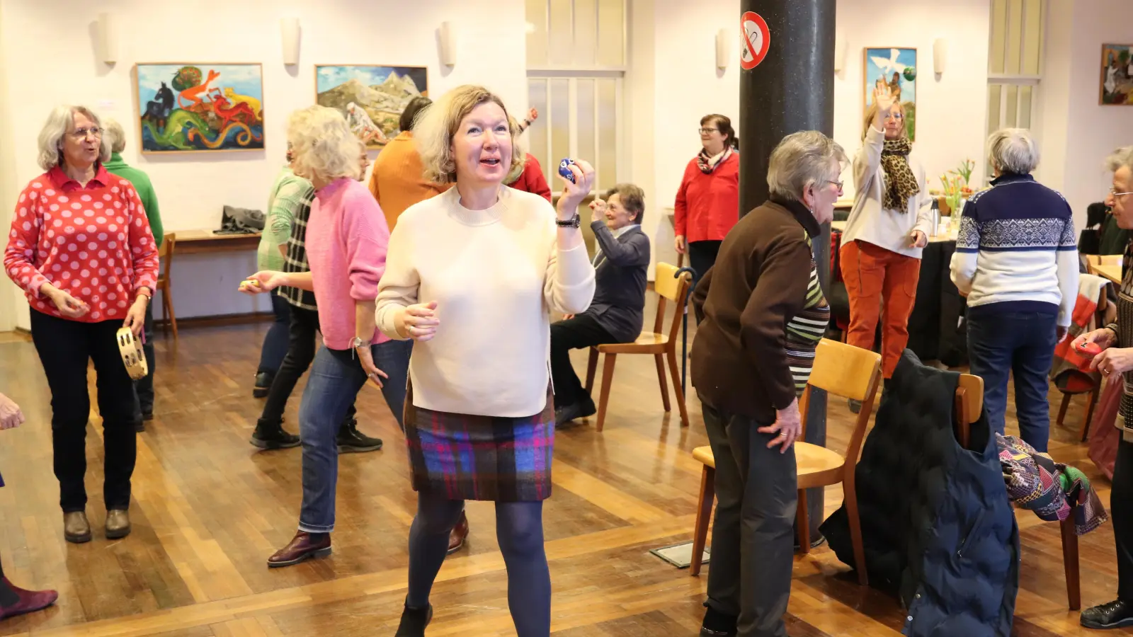 Werfen, Fangen und dazu einen Schritt nach vorn macchen: Mit solchen Übungen, erläuterte Life Kinetik-Trainerin Heidrun Schötz (links) werden neue Verknüpfungen im Gehirn geschaffen.  (Bild: Corinna Groth)