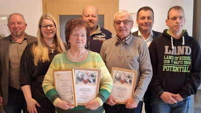 Bei der Jahreshauptversammlung des Geflügelzuchtvereins wurde eine Reihe von Mitgliedern geehrt. Von links: Vorstand Gerhard Heindl, Bettina Bauer, Inge Kral, Ralf Dotzler, Michael Kumeth, 2. Bürgermeister Uwe Bergmann und Florian Maderer. (Bild: Werner Schulz)