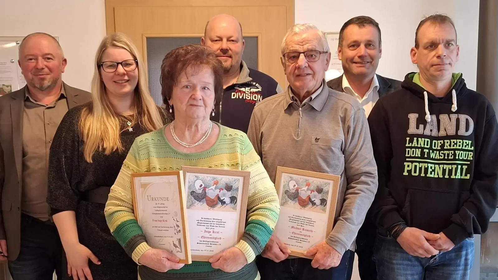 Bei der Jahreshauptversammlung des Geflügelzuchtvereins wurde eine Reihe von Mitgliedern geehrt. Von links: Vorstand Gerhard Heindl, Bettina Bauer, Inge Kral, Ralf Dotzler, Michael Kumeth, 2. Bürgermeister Uwe Bergmann und Florian Maderer. (Bild: Werner Schulz)