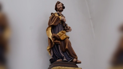 Eine gnadenvolle Bereicherung hat die nunmehr 112-jährige katholische Pfarrkirche St. Johannes der Täufer durch die Figur des Heiligen Josef erfahren. Sie wird in der Vorabendmesse am Samstag, 9. November, um 18 Uhr durch Pfarrer Max Früchtl geweiht. (Bild: Fred Lehner)