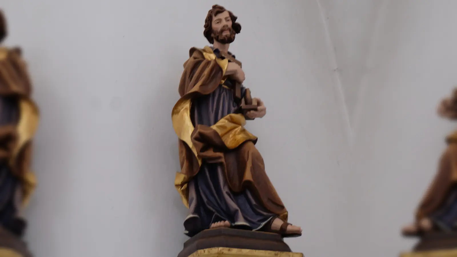 Eine gnadenvolle Bereicherung hat die nunmehr 112-jährige katholische Pfarrkirche St. Johannes der Täufer durch die Figur des Heiligen Josef erfahren. Sie wird in der Vorabendmesse am Samstag, 9. November, um 18 Uhr durch Pfarrer Max Früchtl geweiht. (Bild: Fred Lehner)