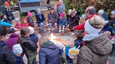 Zusammenrücken hieß es an der Feuerstelle. (Bild: Michaela Hahn )