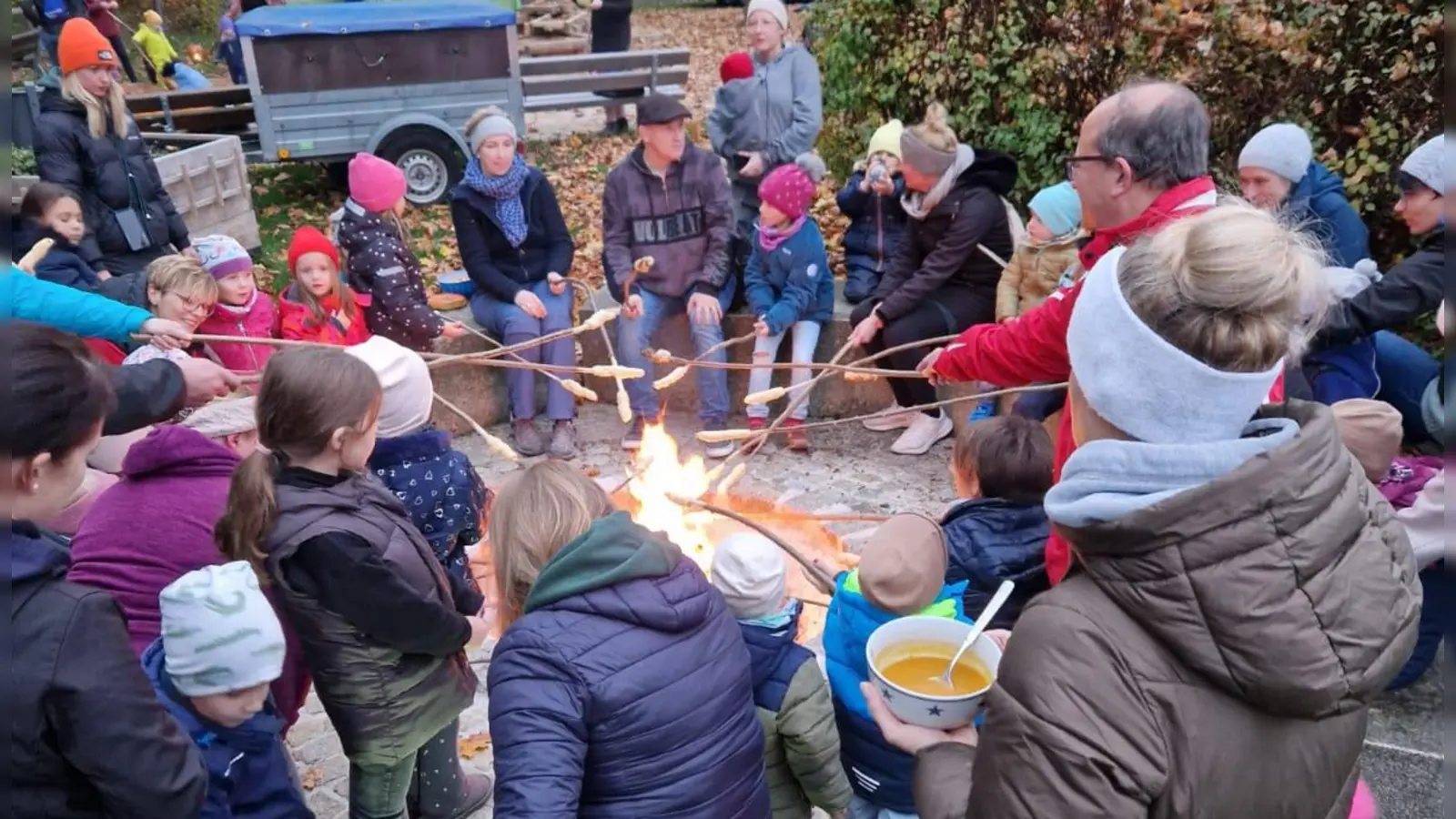 Zusammenrücken hieß es an der Feuerstelle. (Bild: Michaela Hahn )