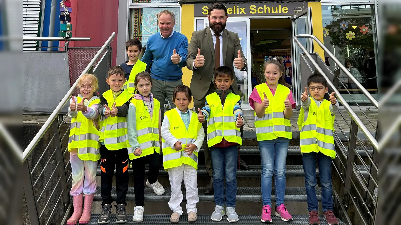 Der Erste Bürgermeister Sebastian Giering zusammen mit Schulleiter Rainer Hetz und die neuen Abc – Schützen der St. Felix Schule (Bild: Julie Fienz)