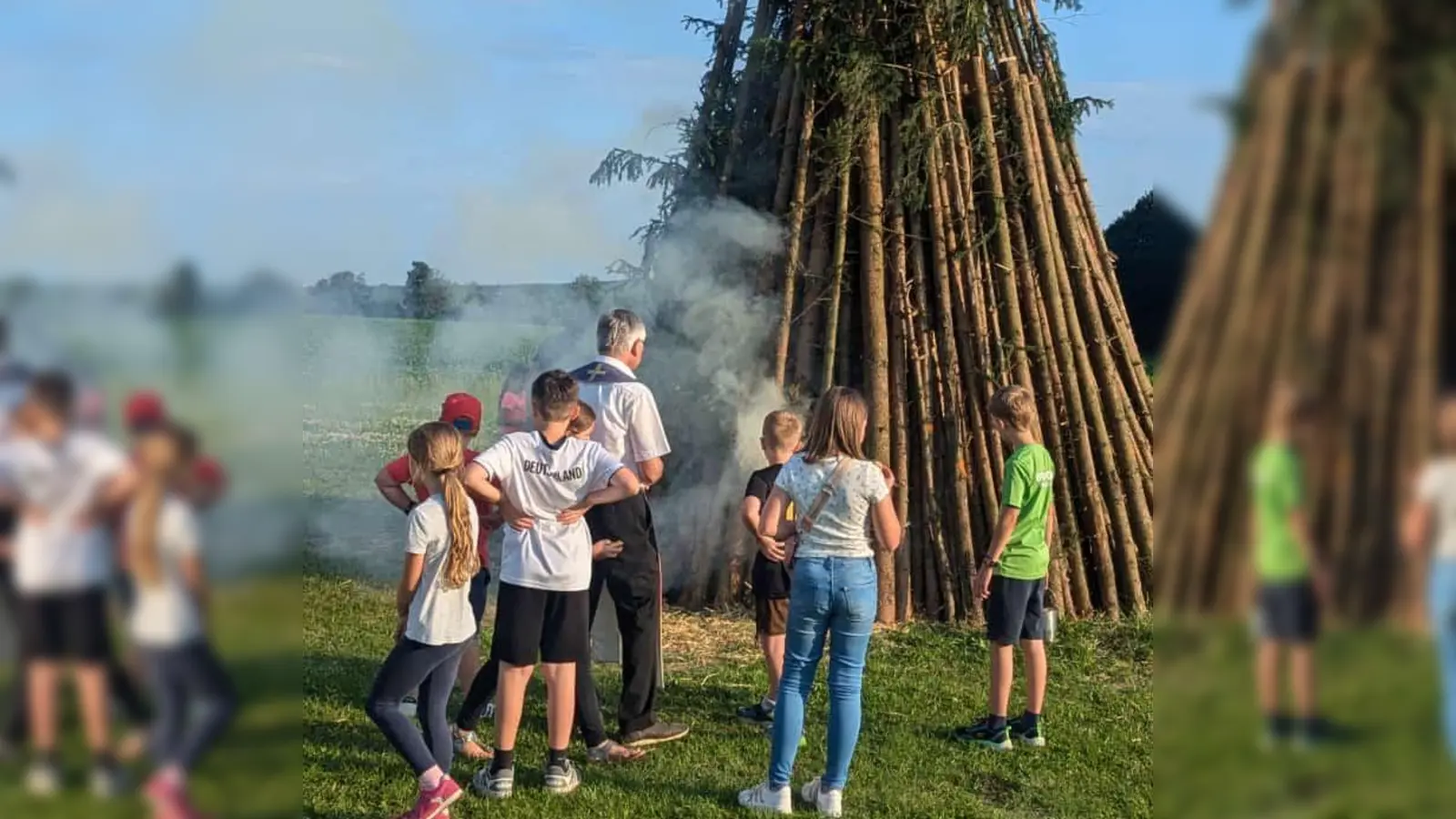 Pfarrer Georg Praun segnete unter den Augen vieler interessierter Kinder das entzündete Johannisfeuer  (Bild: Christiane Wagner)