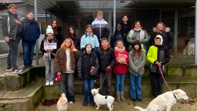 Die Schülerinnen und Schüler der Realschule Kemnath im Tierheim Tirschenreuth (Bild: Maria Busch)