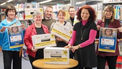 Bei der Aktion machen sie gemeinsame Sache (von links): Christina Michel (Leiterin OTH-Bibliothek Amberg), Bettina Weisheit (Leiterin Stadtbibliothek Amberg), Christoph Brechler (Umweltmanager OTH), Stefanie Hassmann (Regionalbibliothek Weiden), Markus Lommer (Hochschulseelsorger OTH), Irmgard Puschnigg (Umweltbeauftragte OTH-Bibliothek) und Lena Fischer (Leiterin OTH-Bibliothek Weiden) (Bild: Schinner/OTH Amberg-Weiden/exb)