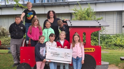 Die Kommunionkinder aus Leuchtenberg und Döllnitz übergaben einen 400-Euro-Scheck an den Bunten Kreis Nordoberpfalz. (Bild: Marina Luttels)
