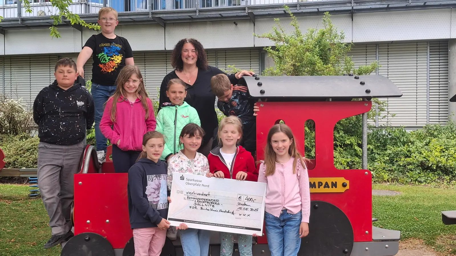 Die Kommunionkinder aus Leuchtenberg und Döllnitz übergaben einen 400-Euro-Scheck an den Bunten Kreis Nordoberpfalz. (Bild: Marina Luttels)