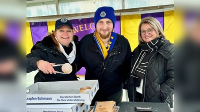 Auf dem Foto beim Krapfenstand sind von links nach rechts zu sehen: Silvia Wenzl, Sebastian Jokiel und Luise Achatz. (Bild: Uli Sanner)