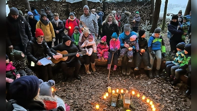 Pfarrer Norbert Große mit den Kindern und Eltern beim Lichterzauber mit Gitarre(bjo) (Bild: Johann Bauer)