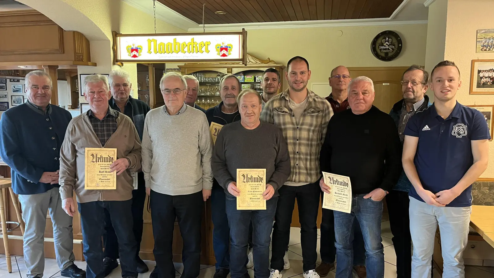 Die Jubilare des 1. FC Schmidgaden bei der JHV 2025, zusammen mit Bgm. Josef Deichl, Ehrenvorsitzendem Josef Schimmer, Vorsitzendem Alexander Schmidl und Vorsitzendem Martin Bauer.  (Bild: Jakob Deichl)