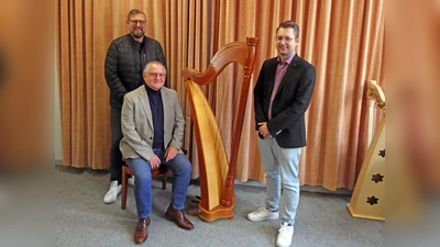 Die Harfe boomt, sagt Musikschulleiter Thorsten Willecke (rechts). Bastian Braun (von links) und Elmar Baumer vom Lions Club Weiden überreichen eine Spende für den Unterhalt der Instrumente. (Bild: Lions Club Weiden/exb)