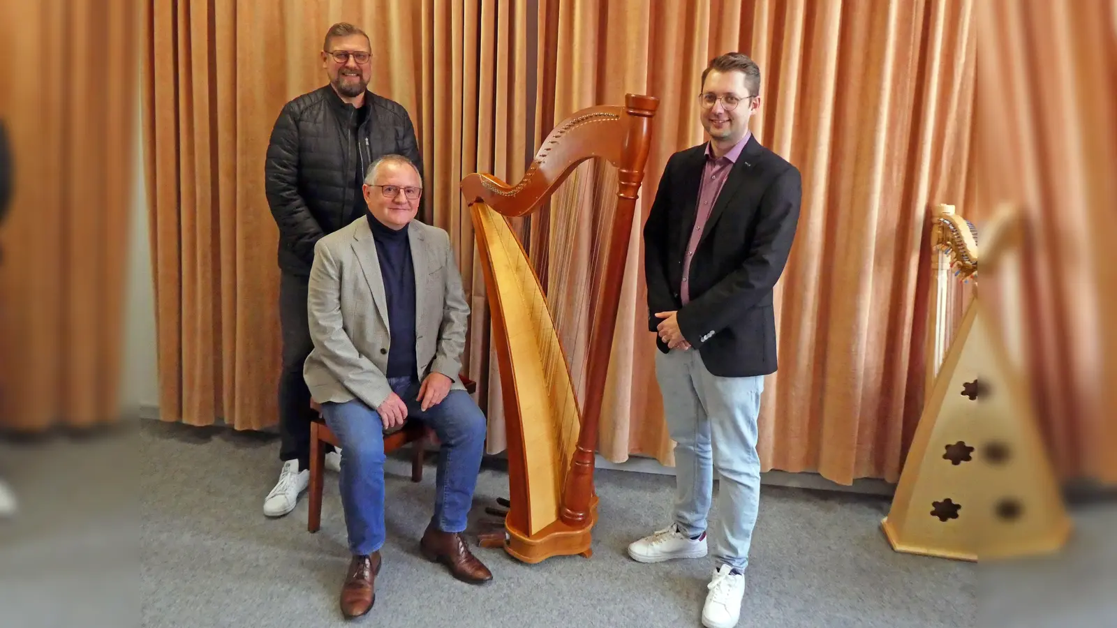 Die Harfe boomt, sagt Musikschulleiter Thorsten Willecke (rechts). Bastian Braun (von links) und Elmar Baumer vom Lions Club Weiden überreichen eine Spende für den Unterhalt der Instrumente. (Bild: Lions Club Weiden/exb)