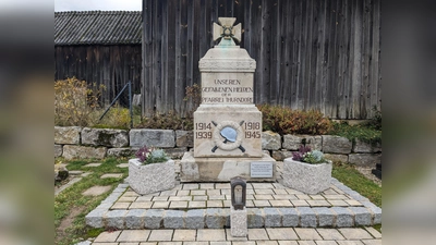 Das Kriegerdenkmal am Friedhof mit der Hinweistafel sowie den neuen Pflanztrögen. (Bild: exb/Georg Schatz)