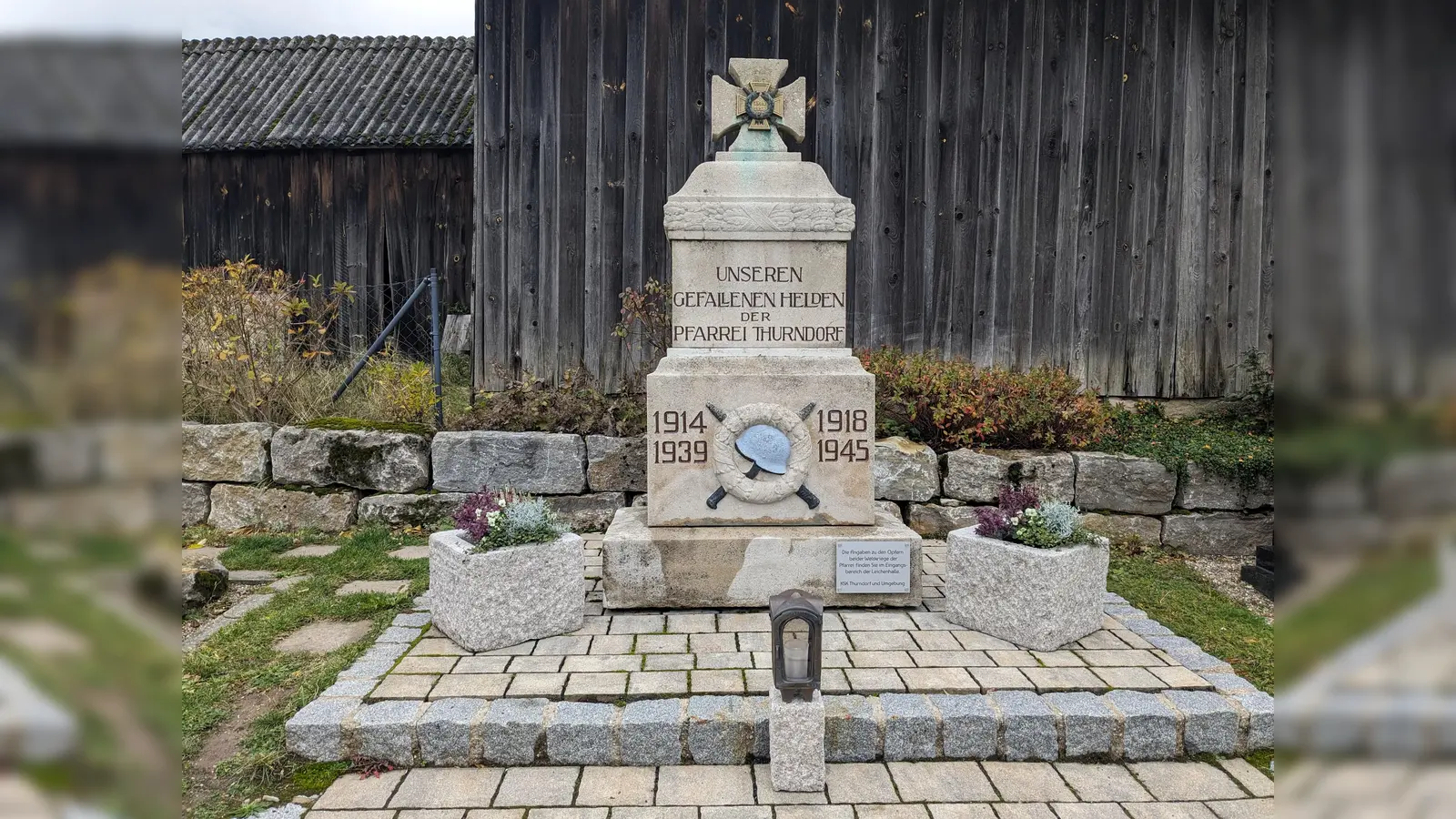 Das Kriegerdenkmal am Friedhof mit der Hinweistafel sowie den neuen Pflanztrögen. (Bild: exb/Georg Schatz)