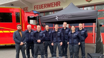 Der Vorstand der Feuerwehr Neustadt zusammen mit Bürgermeister Sebastian Giering (lLinks) bei der Übergabe der Pavillons.  (Bild: Feuerwehr Neustadt/WN/exb)