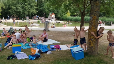 Entspannte Brotzeit beim Abkühlen  (Bild: Horst Kölbel )