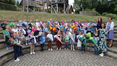 Die 38 Abc-Schützen mit Rektorin Christine Kölbl (vordere Reihe, rechts) und den Klassenlehrerinnen Elke Hollederer (hintere Reihe, 2. von rechts) und Margit Heindl.<br> (Bild: Schule Rieden)