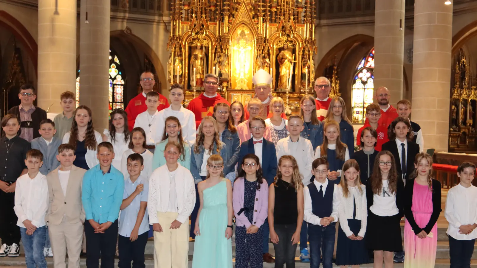 38 Jugendliche aus St. Martin und St. Michael feierten mit Weihbischof Reinhard Pappenberger ihre Firmung in der Basilika St. Martin. (Bild: Martin Melchner/exb)