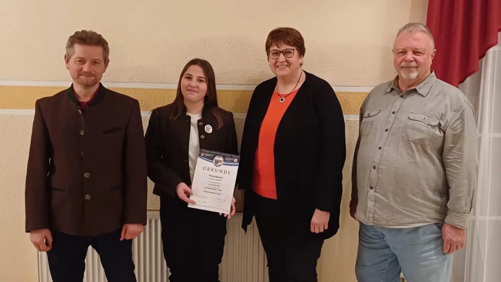 Jürgen Lößl, Anita Forster und Albert Vetter (von links) überreichten Theresa Bauriedl (2.von links) die Urkunde und das Abzeichen für die bestandene D2-Prüfung.  (Bild: Valentin Schwendner)