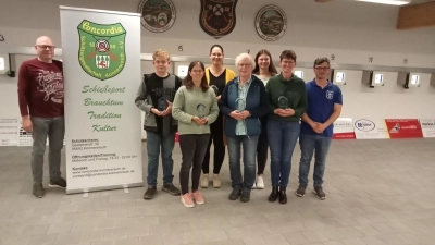 Die Konnersreuther Luftgewehr-Meistermannschaft mit Vorsitzendem Martin Dietz, Michael Bauer, Christina Fellner, Corinna Wohlrab, Sigrid Haberkorn, Franziska Rosner, Astrid Rosner und Schützenmeister Martin Fellner (von links).<br>  (Bild: Max Bindl/exb)