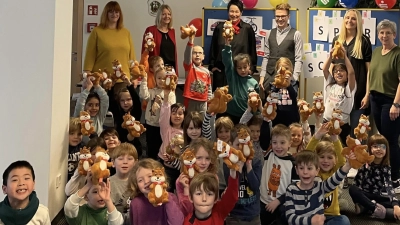 Kinderhaus-Kinder stürmten kürzlich die Sparkassen-Filiale in Waldsassen. (Bild: Kinderhaus Tausendfüßler/exb)