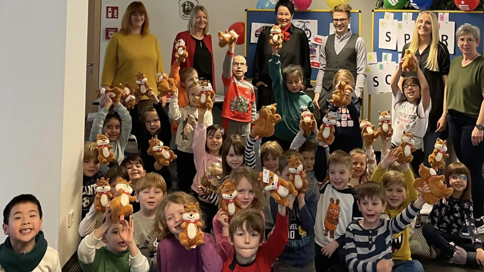 Kinderhaus-Kinder stürmten kürzlich die Sparkassen-Filiale in Waldsassen. (Bild: Kinderhaus Tausendfüßler/exb)