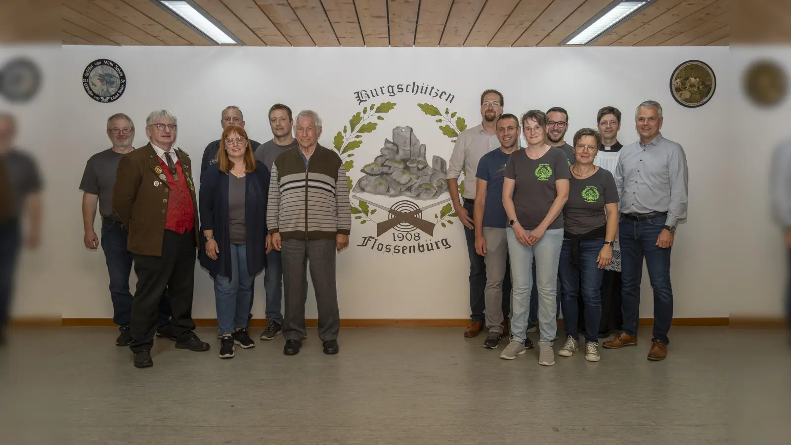 Das von Tanja Preisinger gemalte Vereinsemblem ist Blickfang im renovierten Vereinsheim der Burgschützen Flpossenbürg. (Bild: Matthias Frischholz/exb)