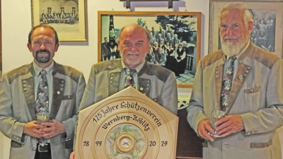 Josef Kurzwart gewinnt die Jubiläumsscheibe zum 125-jährigen Vereinsjubiläum des Schützenvereins Wernberg-Köblitz. Lorenz Schöner (rechts) und Christian Liebl dürfen sich über einen Zinnpokal freuen (Bild: Bianca Kühne)