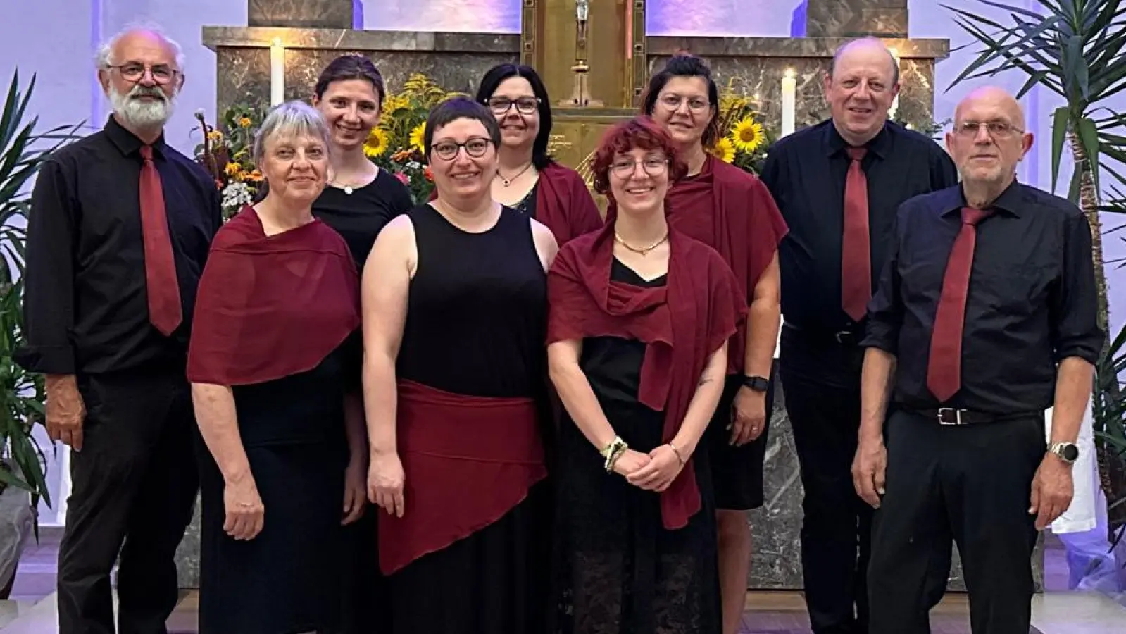 Das Bild zeigt die Chorschola mit Kirchenmusiker Michael Koch (hintere Reihe rechts). (Bild: Martin Spitzhirn)