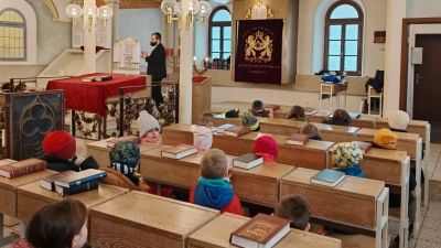 Besuch Moschee. Grundschüler haben im Rahmen des Religions- und Ethikunterrichts die Sebastianskirche, die Paulanerkirche, die Synagoge und die Moschee besucht, um die verschiedenen Glaubensrichtungen besser kennenzulernen. (Bild: Christine Wocheslander)