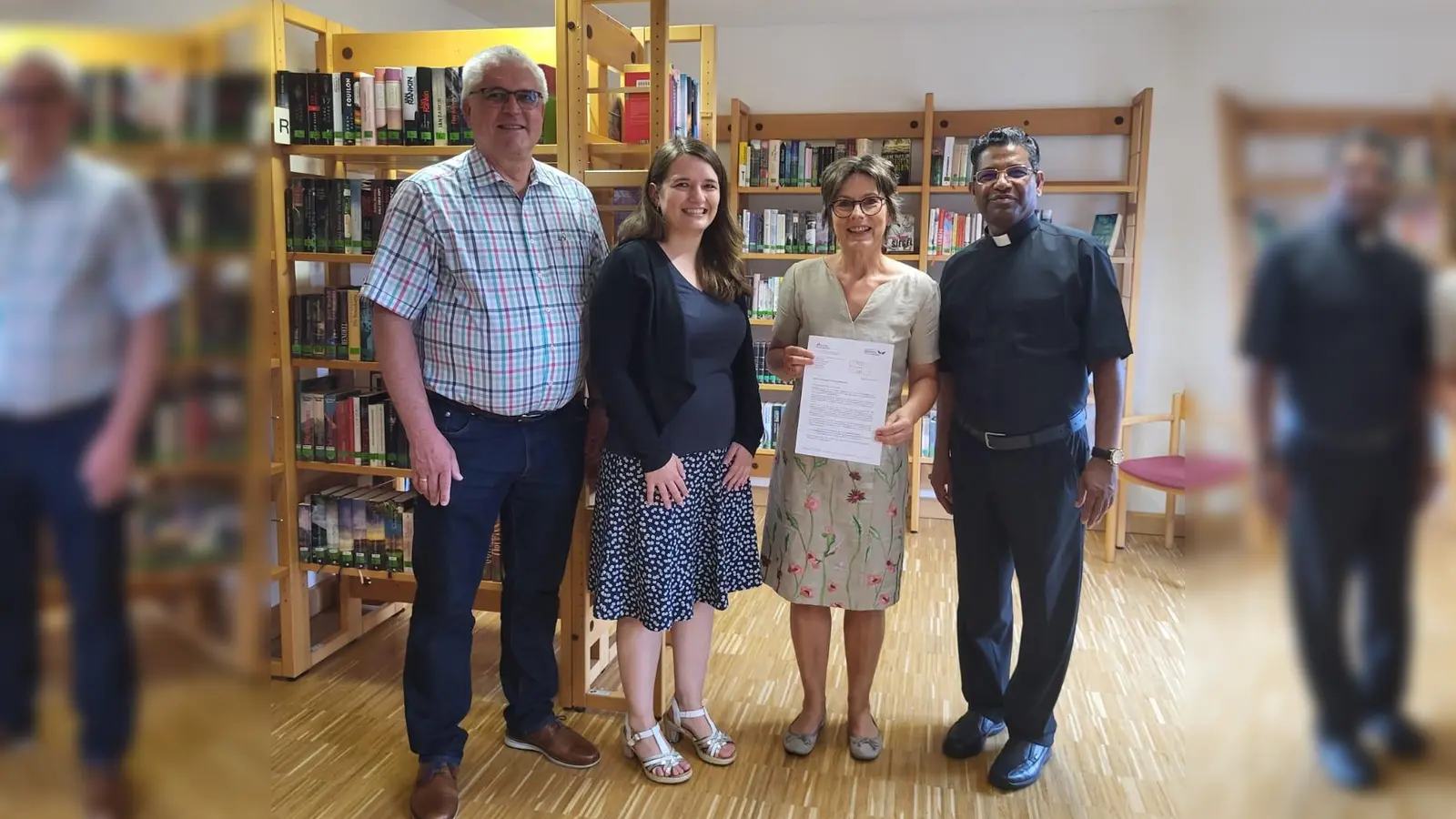 Große Freude bei der Übergabe der Auszeichnung. Von links Bürgermeister Richard Tischler, Christina Schnödt von der Diözesanstelle in Regensburg,<br>Büchereileiterin Irmi Sittl, Stadtpfarrer Pater Georg Parampilthadathil.<br> (Bild: Irmi Sittl)