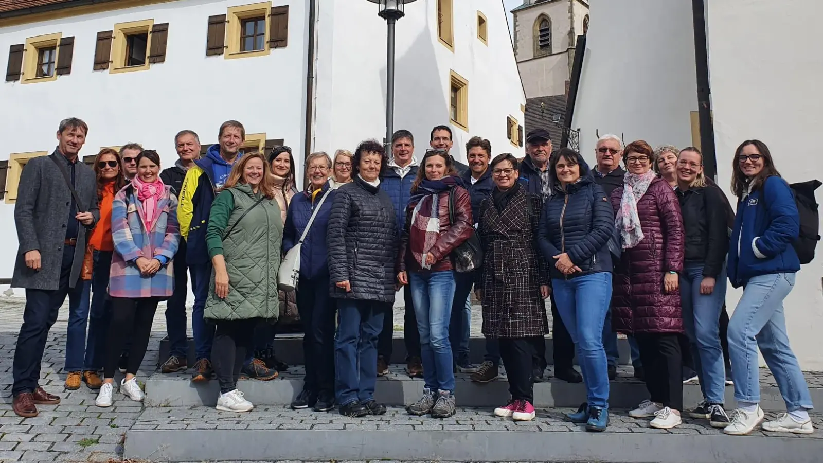 Lehrerkollegen der Partner-Gymnasien Strakonice und Nabburg gemeinsam unterwegs auf historischen Spuren durch die Stadt und hinauf auf den Kirchturm. (Bild: Raphael Haubelt)