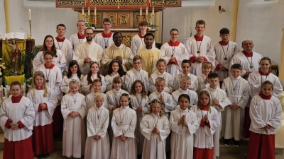 Die Erstkommunionkinder, umrahmt von Ministranten, Priestern und Gemeindereferent (Bild: Richard Beer)