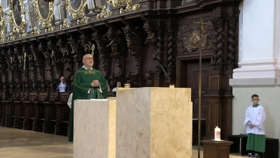 Pfarrer Witt beim Gottesdienst der von der KAB mit Fürbitten und Gebet gestaltet wurde. (Bild: Gudrun Sirtl)