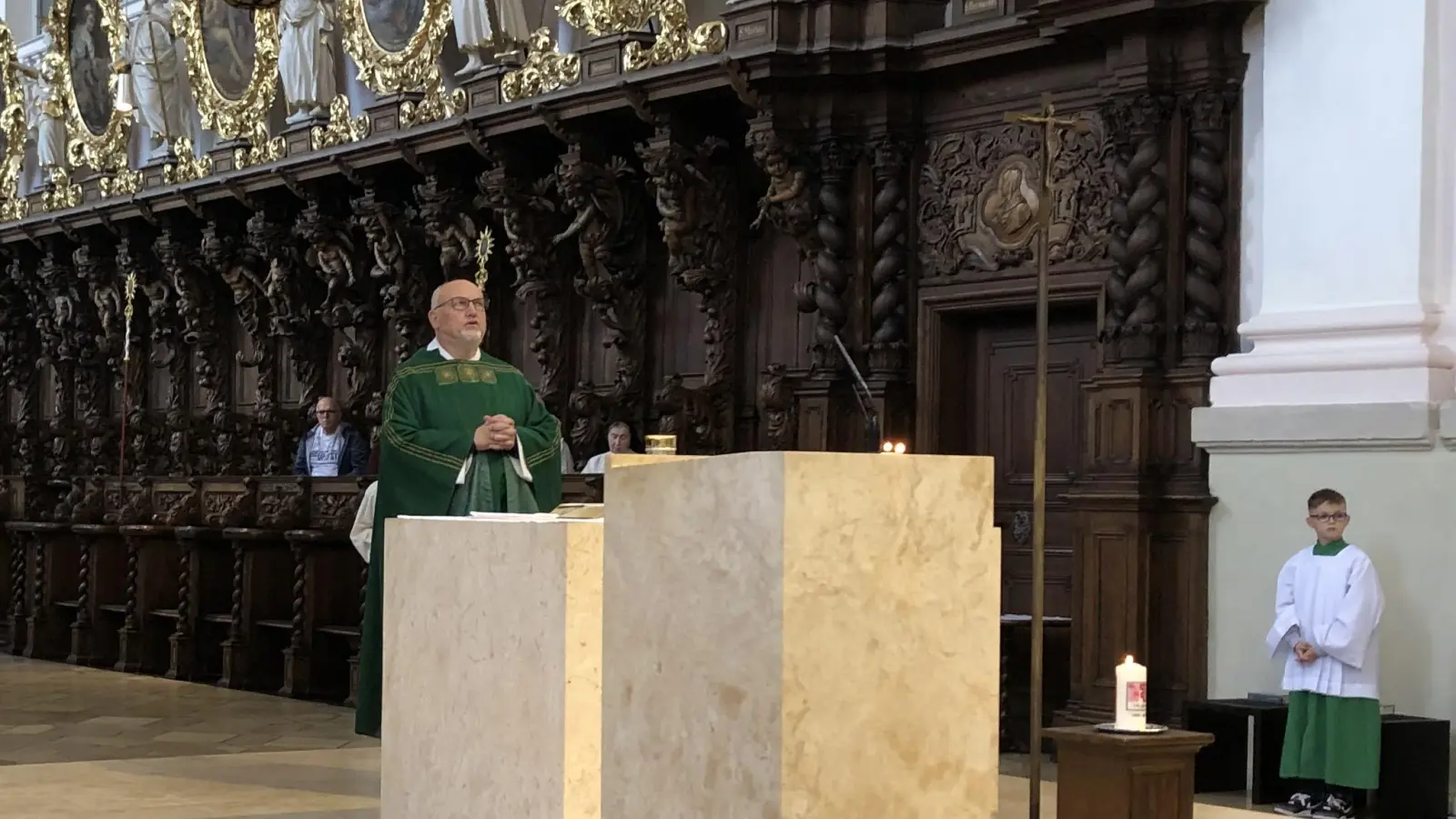 Pfarrer Witt beim Gottesdienst der von der KAB mit Fürbitten und Gebet gestaltet wurde. (Bild: Gudrun Sirtl)