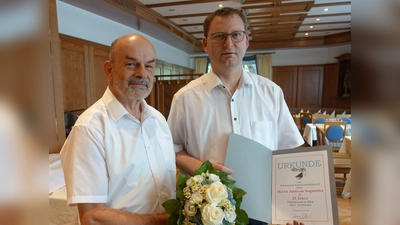 Der für 25 Jahre im WKK geehrte Andreas Sagstetter (rechts) mit Urkunde und Blumenstrauß, links als Vertreter der Vorstandschaft Johannes Röttges.  (Bild: Maria Sagstetter)