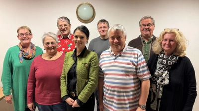 Die Neubesetzung ist auf dem Foto zu sehen, von links nach rechts: Christine Rupprecht (Beisitzer), Monika Steger (Kassiererin), Martin Steger (Beisitzer), Gronauer Annelie (Schriftführerin), Martin Schmidberger (Kassenrevisor), Stefan Hausdorf (1. Vorsitzender), Gerd Gronauer (2. Vorsitzender und Regisseur), Diana Gronauer (Beisitzer), nicht mit auf dem Bild: Beate Bauer (Beisitzer), Maria Kunz (Kassenrevisor).  (Bild: Stefan Kuhnle )