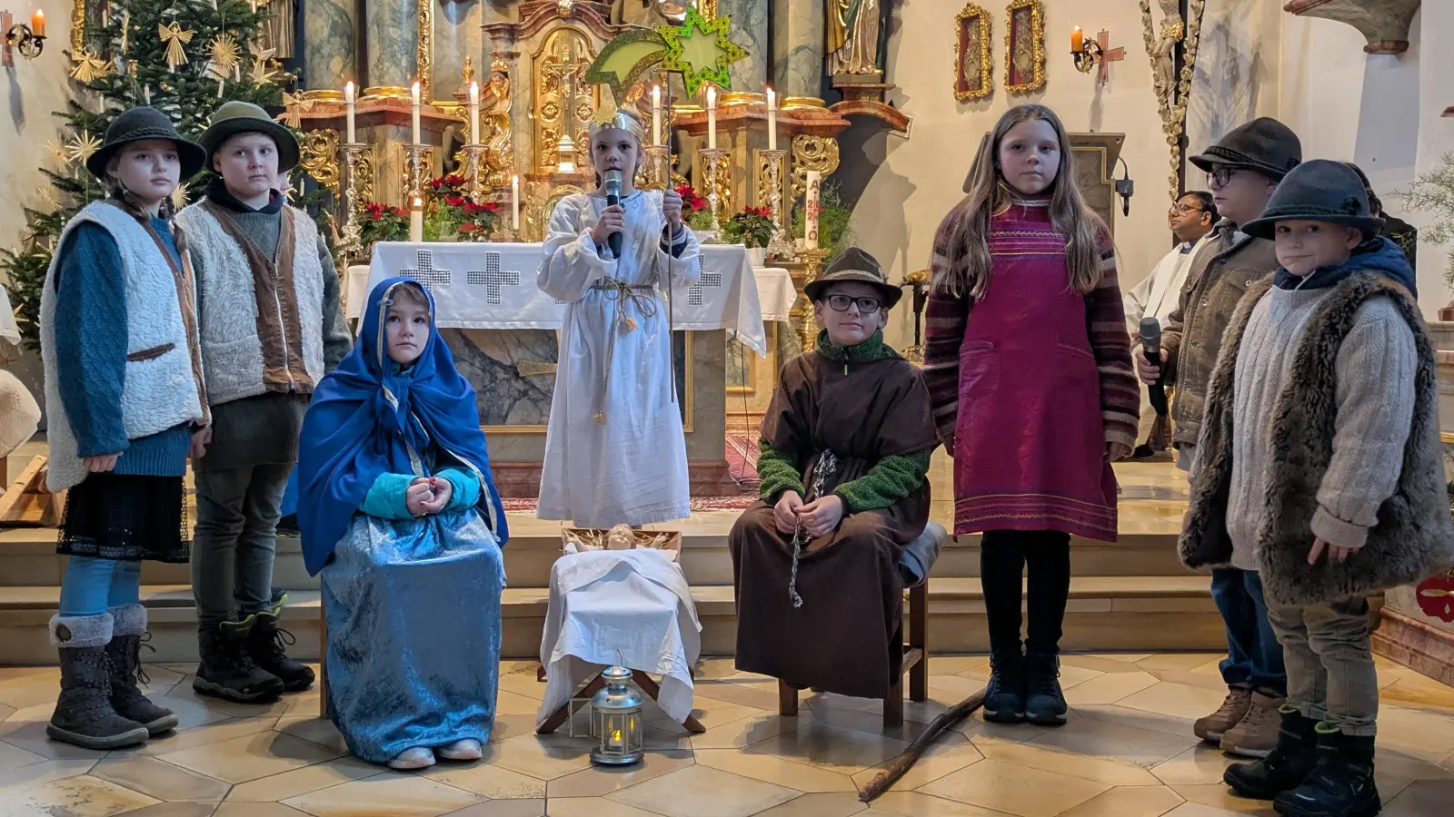 Die Schüler der Riedener Grundschule stellten in der Kinderchristmette das Krippenspiel über die Geburt Jesu dar. (Bild: Michaela Hetzenecker)