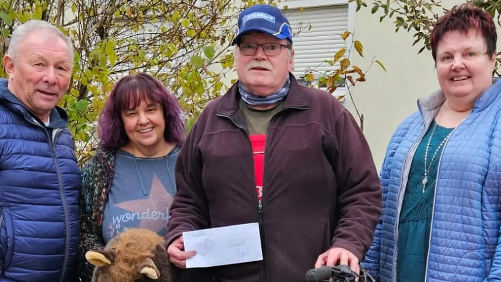 Ewald Oppl (Zweiter von rechts) freute sich über eine Spende in Höhe von 500 Euro. Übergeben wurde das Geld von den Vorstandsmitgliedern des Fördervereins „D&#39; Hankerler” aus Wiesau, Schatzmeisterin Monika Vollath (rechts), Vorsitzendem Hans Eichhammer und Schriftführerin Jutta Seitz (von links). (Bild: Förderverein "D' Hankerler"/exb)