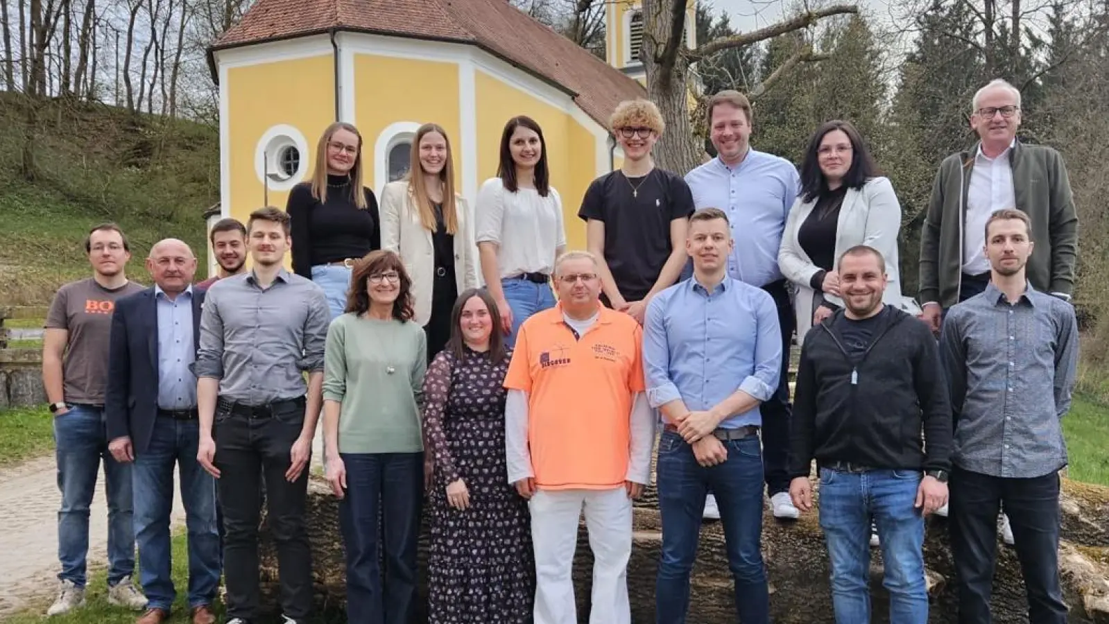 Die Junge Union in Hahnbach will Verantwortung übernehmen. Bei der Jahreshauptversammlung mit Neuwahlen wurden die Weichen gestellt. Der neuen Vorstandschaft gratulierten Bürgermeister Bernhard Lindner (hi.re.) JU Kreisvorsitzender Henner Wasmuth (hi.3.v.re hinten), 2. Bürgermeister Georg Götz (2.v.li) und 3. Bürgermeisterin Evi Höllerer (4.v.li). Neuer JU Vorsitzender ist Johannes Dietrich (3.v.re. vordere Reihe) (Bild: Susanne Braun, Junge Union Hahnbach)