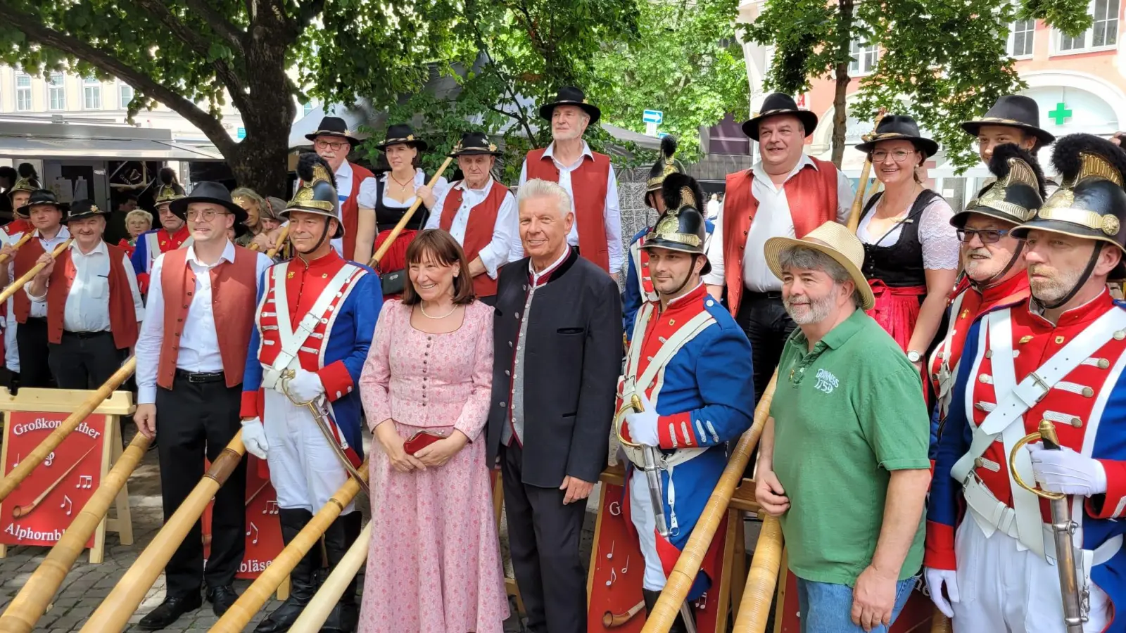 Die Großkonreuther Alphornbläser trafen beim Auftritt auf dem Münchner Stadtgründungsfest auch mit Oberbürgermeister Dieter Reiter (Mitte) zusammen. (Bild: Markus Werner/exb)