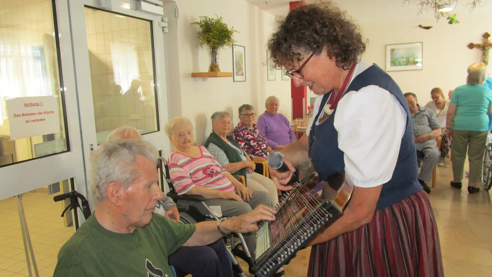 Heimatpflegerin Evi Strehl begeisterte die Marienheimseniorinnen und -senioren mit bayrischer Volksmusik und -tänzen<br> (Bild: Daniela Donhauser)