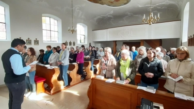 Kaplan Chinna Dola sowie die Andachtsteilnehmerinnen und Teilnehmer beim Segensgebet. (Bild: Angelika Vogl)