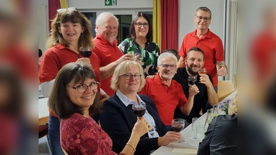 Die SPD-Vorstandschaft stößt auf das gelungene Weinfest an. (Bild: Marianne Göbel )