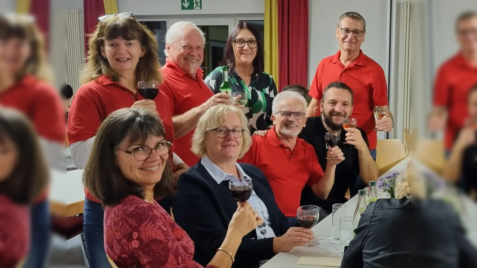 Die SPD-Vorstandschaft stößt auf das gelungene Weinfest an. (Bild: Marianne Göbel )